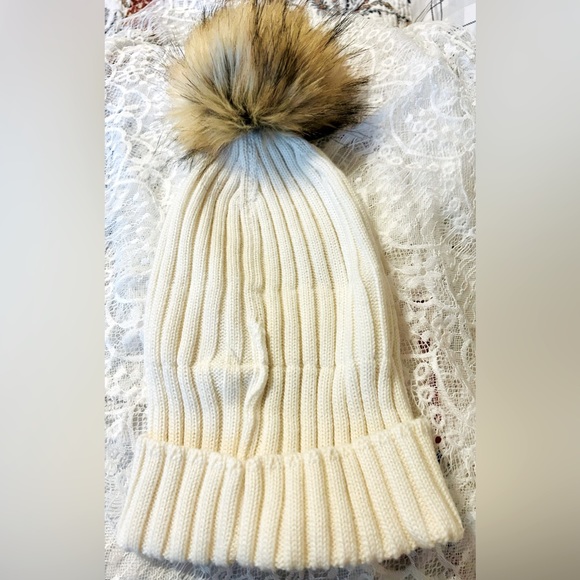 Free People-Pinnacle Pompom Host pick 🎉
Beanie NWT Cream / brown Pompon - Picture 2 of 8